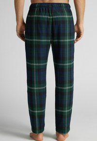 Kárované pyžamové kalhoty v zelené, modré a černé barvě s bílými akcenty; elastický pas; rovný střih; jemná textilie.