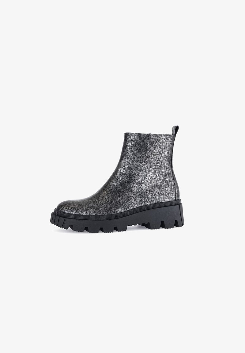 Bottine noire en cuir avec surface texturée, languette au talon et semelle épaisse et robuste.