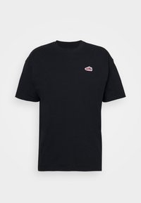 Svart bomullströja med rundad halsringning, korta ärmar och en liten rödvit logotextil. Klassisk passform med en jämn textur.