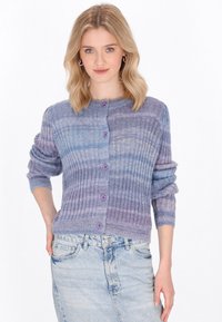 Fialový pruhovaný cardigan s rebrovou textúrou, so zaobleným výstrihom a piatimi purpurovými gombíkmi na prednej strane. Dlhé rukávy, mäkký materiál.