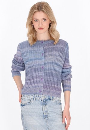 Violet striped cardigan dengan tekstur bergaris, dilengkapi dengan leher bulat dan lima kancing ungu di bagian depan. Lengan panjang, bahan yang lembut.
