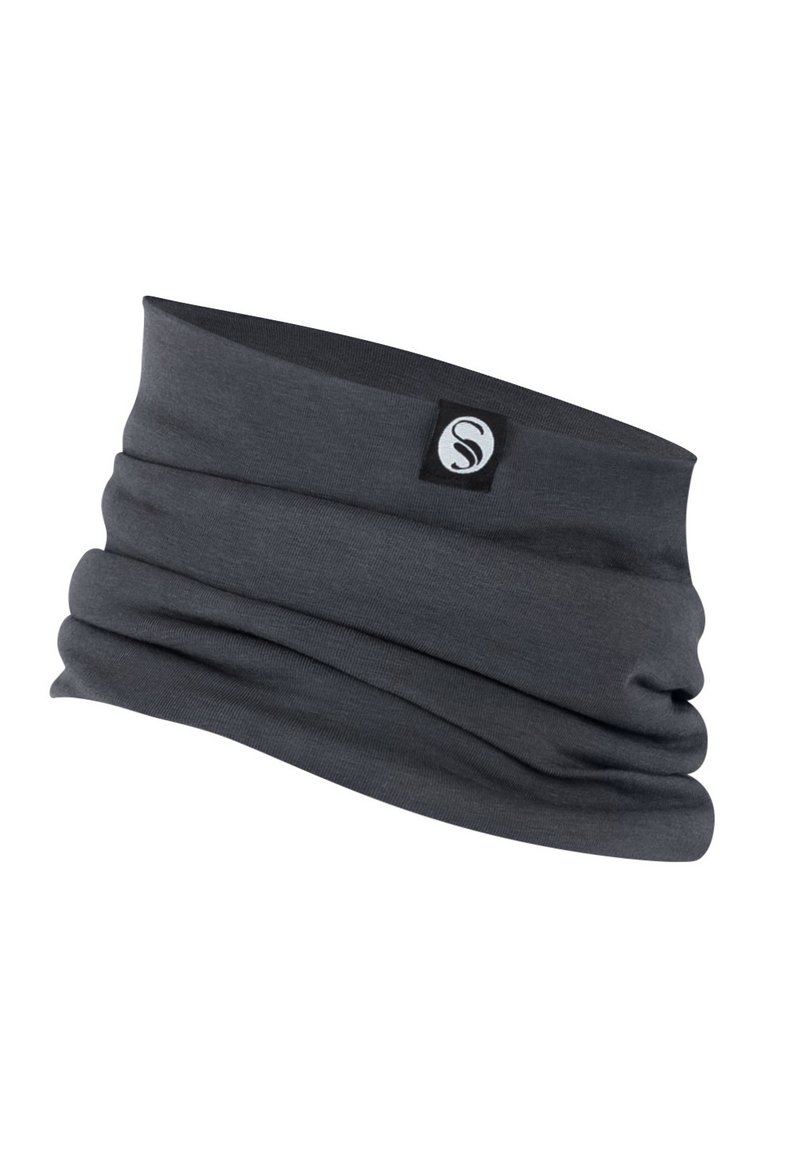 Un bandeau en tissu extensible gris foncé avec une texture douce. Possède une étiquette de logo d'un côté et un design froncé pour un ajustement réglable.