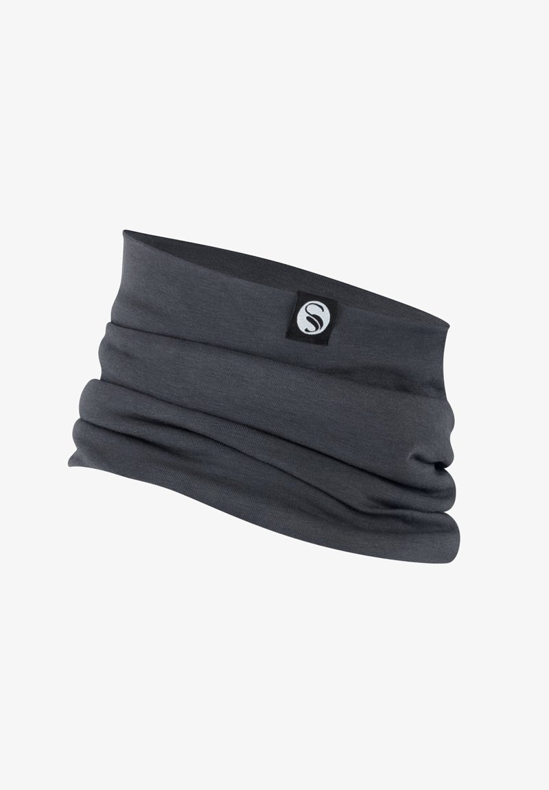 Fascia per capelli in tessuto elasticizzato grigio scuro con una morbida texture. Presenta un'etichetta logo su un lato e un design arricciato per una vestibilità regolabile.