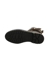 Stivaletto alla caviglia in camoscio marrone con suola in gomma nera. Presenta una fibbia metallica e un dettaglio con cinturino. Motivo strutturato sulla suola per una migliore aderenza.