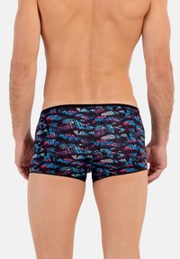 Bunte gemusterte Schwimmshorts mit schwarzem Hintergrund und blauen sowie pinken geometrischen Formen. Hergestellt aus dehnbarem Stoff, der für Komfort sorgt.