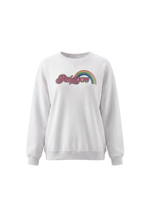 Hvid langærmet sweatshirt med ribstrikkede manchetter og kant, med teksten "Rainbow" og en flerfarvet regnbuegrafik på brystet.