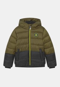 Giacca felpata con cappuccio in verde oliva e nero, caratterizzata da una cerniera frontale, tasche laterali e una toppa rotonda con logo. Dettaglio della cerniera in neon a contrasto.