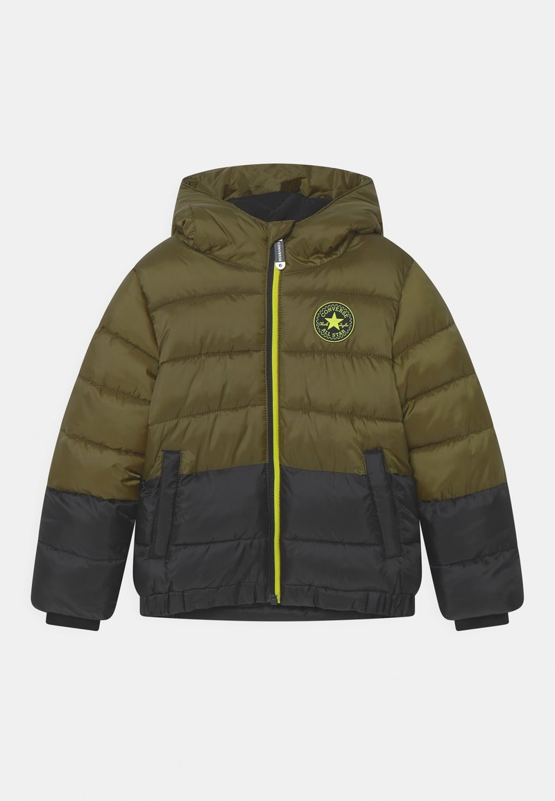 Giacca felpata con cappuccio in verde oliva e nero, caratterizzata da una cerniera frontale, tasche laterali e una toppa rotonda con logo. Dettaglio della cerniera in neon a contrasto.