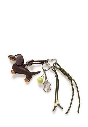 Porte-clés en cuir marron en forme de teckel avec des accents marron clair, un charme raquette de tennis, une balle de tennis verte, et des cordons tressés vert olive.