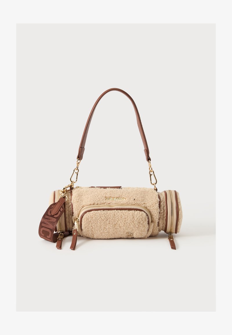 Petit sac à main cylindrique beige en sherpa avec des anses en cuir marron, poche avant zippée, fermetures éclair dorées et logo Steve Madden sur le devant.