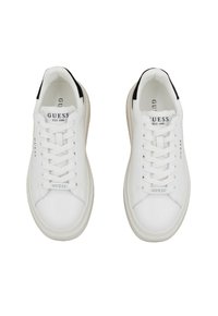 Witte sneakers met een gladde leren afwerking, ronde neus, vetersluiting, zwarte accenten op de hak en een logo op de zijkant gedrukt.