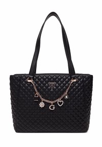 Borsa a tracolla nera trapuntata con doppio manico, dotata di una catena decorativa con ciondoli tra cui un lucchetto, un fiore, un cuore e la lettera 'G'.