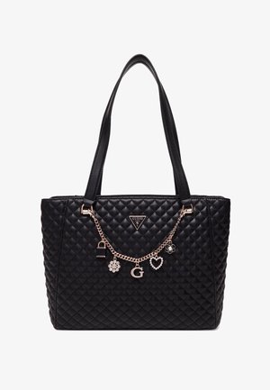 Borsa a tracolla nera trapuntata con doppio manico, dotata di una catena decorativa con ciondoli tra cui un lucchetto, un fiore, un cuore e la lettera 'G'.