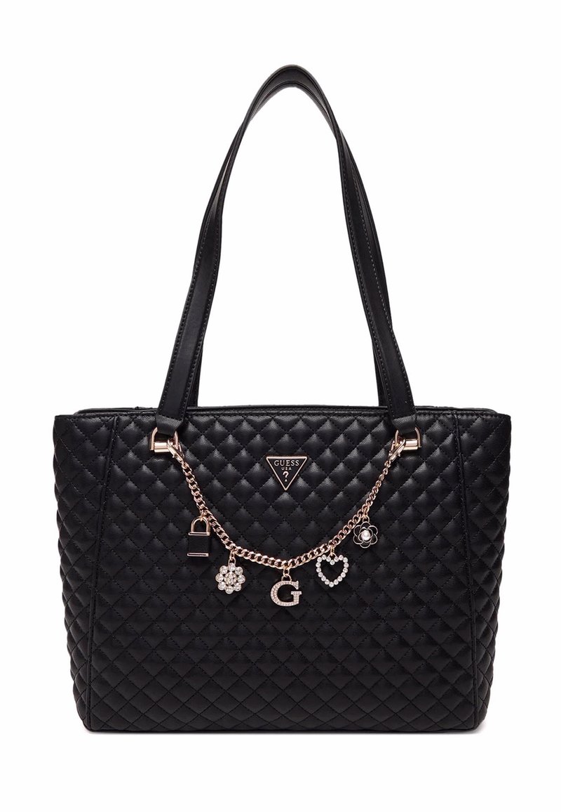 Borsa a tracolla nera trapuntata con doppio manico, dotata di una catena decorativa con ciondoli tra cui un lucchetto, un fiore, un cuore e la lettera 'G'.