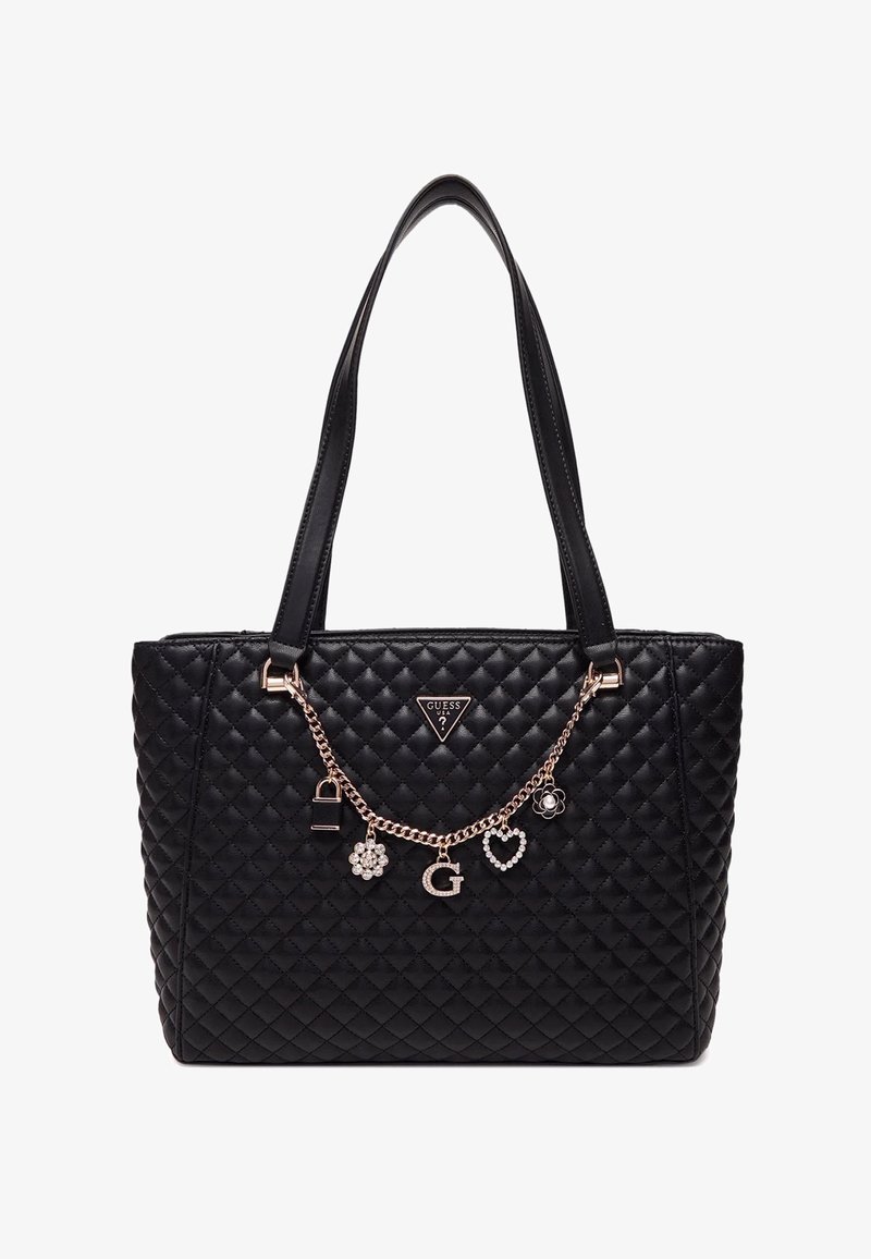 Borsa a tracolla nera trapuntata con doppio manico, dotata di una catena decorativa con ciondoli tra cui un lucchetto, un fiore, un cuore e la lettera 'G'.
