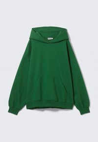 Hoodie verde oversize realizzato in tessuto morbido, con una grande tasca frontale, maniche ampie e un cappuccio spazioso. Design semplice, senza fantasie.