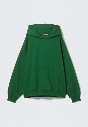 Hanorac verde supradimensionat, fabricat dintr-un material moale, dotat cu un buzunar mare în față, mâneci largi și o glugă spațioasă. Design simplu, fără modele.