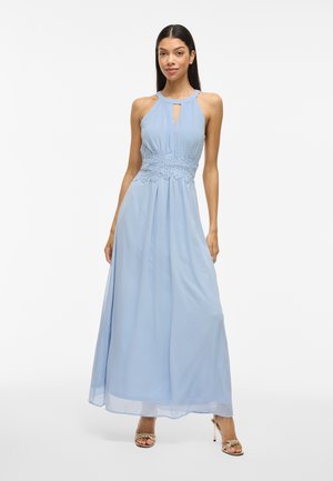 Abito maxi azzurro chiaro con scollo a halter e dettaglio a chiave. Presenta una vita in pizzo texturizzato e un tessuto leggero e fluido.
