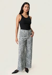 Soaked in Luxury SLSandja Vanesa - Flared jeans - grey leopard patteren