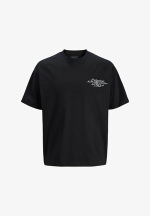 Črna majica s kratkimi rokavi z majhnim belim pisanim napisom na levi strani prsnega koša in okroglim izrezom.