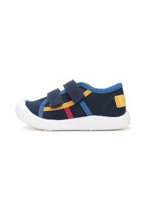 Granatowy sneaker dla małego dziecka z białą podeszwą, dwoma paskami na rzep i żółtymi, czerwonymi oraz niebieskimi akcentami.