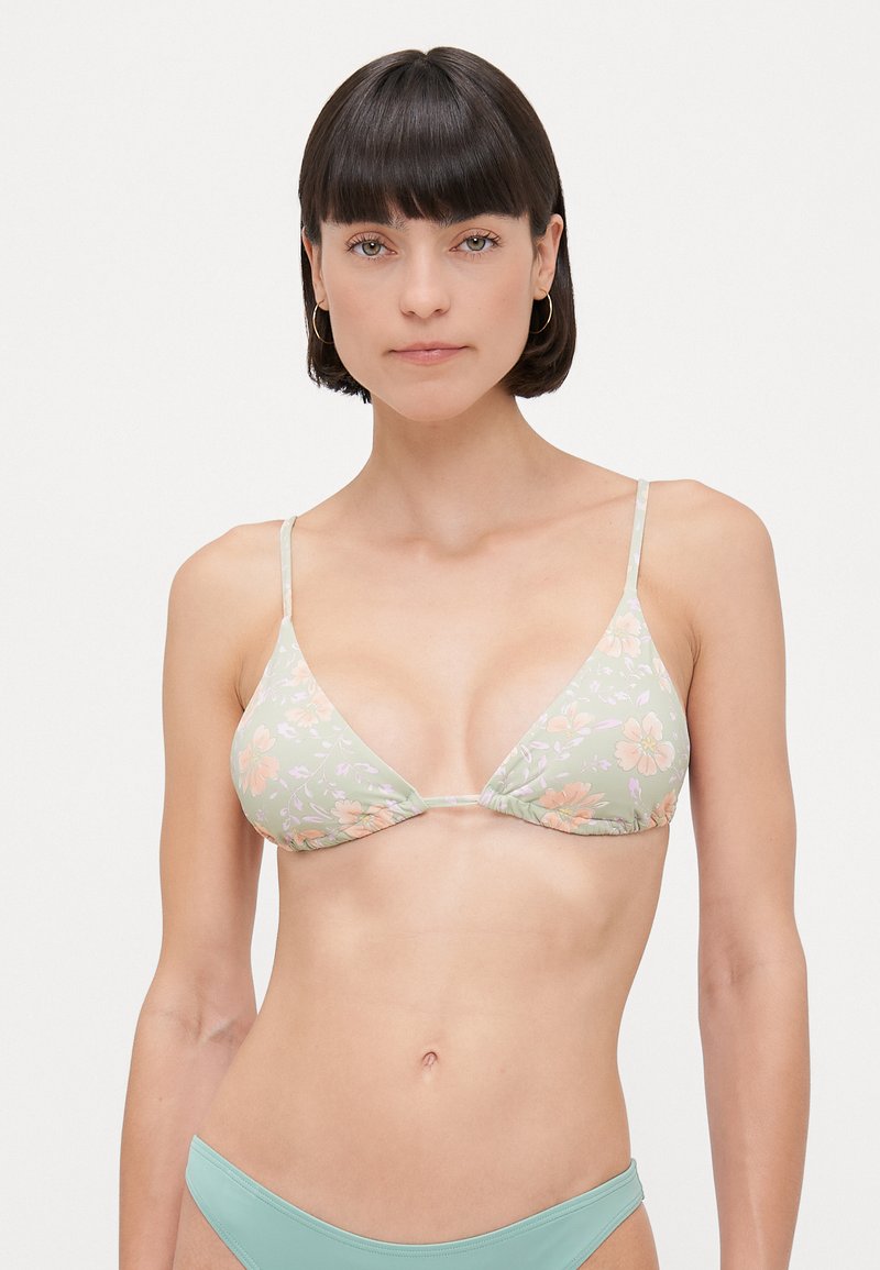 Šviesiai žalias gėlių rašto trikampis bikini viršus su reguliuojamomis petnešėlėmis, derinamas su vientisu mentos žalios spalvos bikini apatine dalimi.