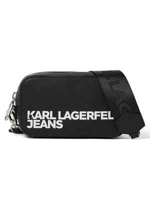 Sac bandoulière rectangulaire noir avec texte blanc "KARL LAGERFELD JEANS" et large sangle ajustable avec marque embossée.
