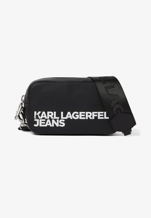 Zwarte rechthoekige crossbodytas met witte tekst "KARL LAGERFELD JEANS" en brede verstelbare band met reliëfmerk.