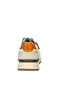 Sneaker met een witte textielen bovenkant, suède accenten, oranje hielstrip en groene details. Beschikt over een rubberen zool en veter sluiting.