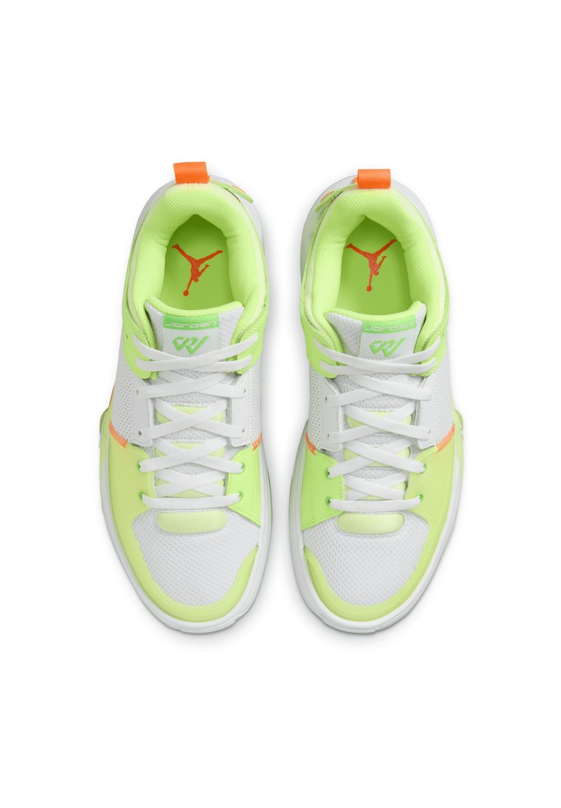 Zapatillas blancas y verde neón con materiales de malla y cuero, que presentan un acento naranja brillante, cordones y detalles del logotipo.