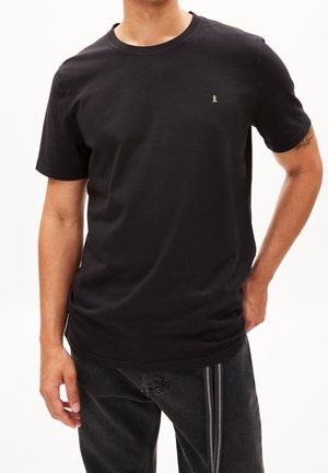 Czarny bawełniany t-shirt z okrągłym dekoltem i krótkimi rękawami. Na piersi małe, haftowane logo. Gładka tekstura, klasyczny krój.