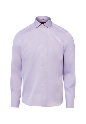 Jasnofioletowa, męska koszula wizytowa z długim rękawem, zapinana na guziki, z kołnierzykiem typu spread, prezentowana na białym tle.