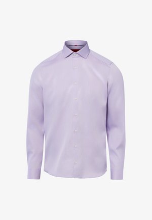 Hellviolettes Herrenhemd mit langen Ärmeln, Knopfleiste vorne und offenem Kragen, auf weißem Hintergrund dargestellt.