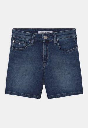 Shorts en denim bleu foncé avec poches avant, passants pour ceinture, fermeture par bouton et étiquette Calvin Klein Jeans sur la ceinture.