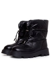Bottes noires matelassées avec une finition brillante, dotées d'une tige rembourrée, d'un bout rond et d'une semelle épaisse et robuste. Lacets ajustables à l'avant.