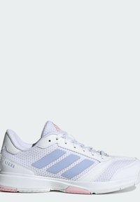 Zapatillas deportivas blancas con una parte superior de malla texturizada y franjas azul claro. Presentan acentos rosas en el talón y la suela, y un diseño de cordones.