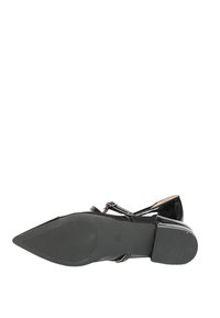 Pump in vernice nera con punta affusolata, suola texture e cinturino alla caviglia. Presenta un tacco basso e una finitura liscia.