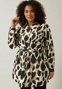 Leopardenmuster Hemdkleid, beige mit schwarzen und braunen Flecken, Knopfleiste vorn, zwei Brusttaschen, tailliert mit Gürtel, leichtes Material, lange Ärmel.