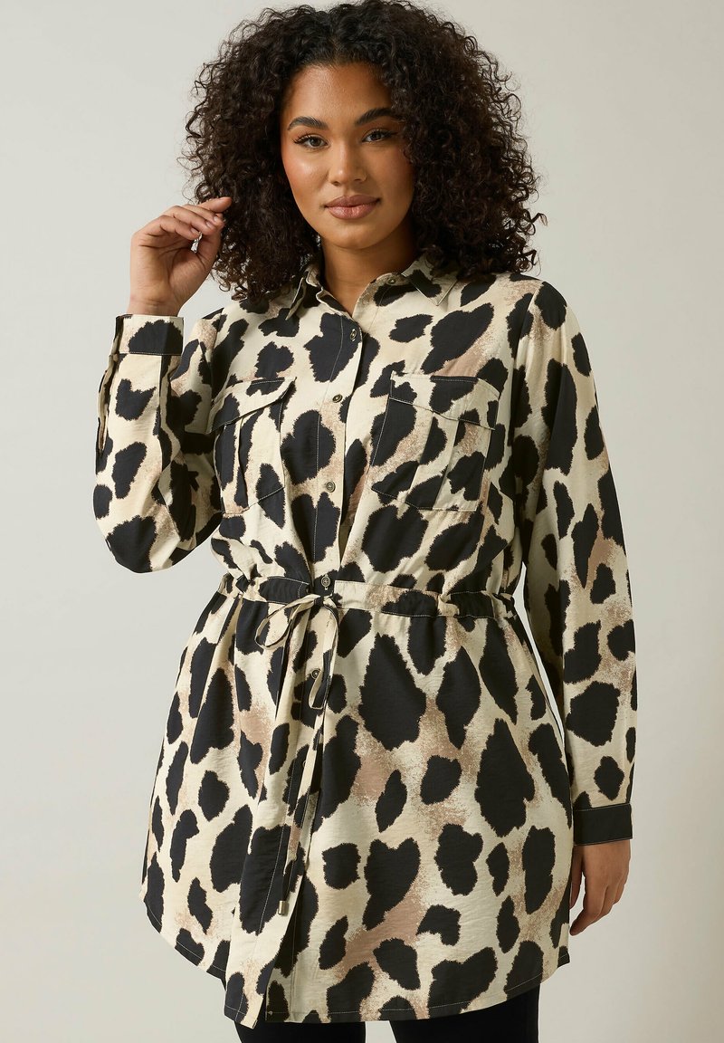Leopardenmuster Hemdkleid, beige mit schwarzen und braunen Flecken, Knopfleiste vorn, zwei Brusttaschen, tailliert mit Gürtel, leichtes Material, lange Ärmel.