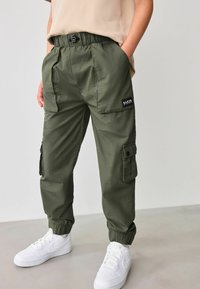 Baker by Ted Baker REGULAR FIT - Cargohose - khaki green