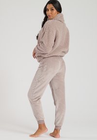Loungeable LOUNGEABLE BORG JOGGER SET BORG SET - Pyjamas - mink