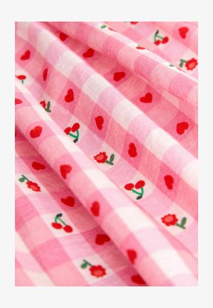 Różowa tkanina w kratę z wzorem czerwonych serc, kwiatów i wiśni, o miękkiej fakturze i lekkim designie.