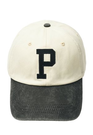Casquette de baseball beige et gris foncé avec la lettre P noire brodée au centre avant.