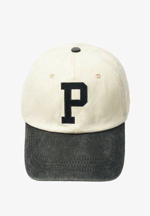 Casquette de baseball beige et gris foncé avec la lettre P noire brodée au centre avant.