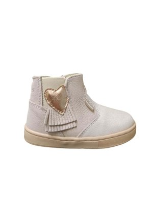 Stivale alla caviglia in pelle bianca con un accento a forma di cuore in oro rosa e dettagli frangiati sul lato. Suola in gomma chiara con grip testurizzato.