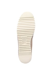 Schuhsohle mit einer strukturierten, hellbeigen Gummibasis, die Rillen für Traktion und eine glatte Kante aufweist, mit dem Markennamen "Clarks".