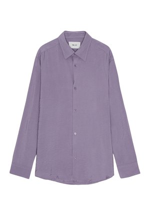 Langärmliges Shirt aus hell-lila Stoff. Verfügt über einen spitzen Kragen, eine durchgehende Knopfleiste und einen lockeren Schnitt mit leicht strukturierter Oberfläche.