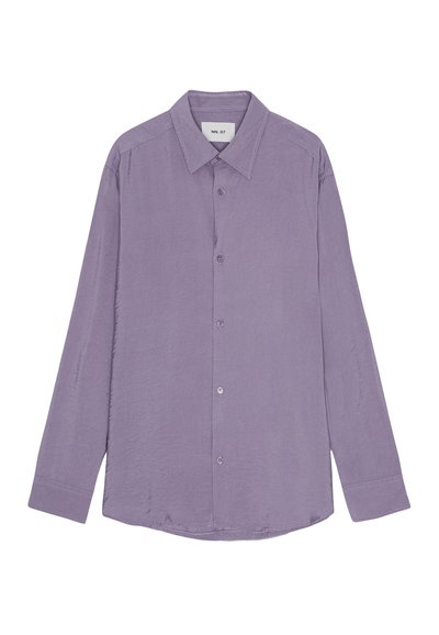 Langarmshirt van licht lavendel stof. Heeft een puntkraag, knoopsluiting aan de voorkant en een relaxte pasvorm met een licht gestructureerd oppervlak.