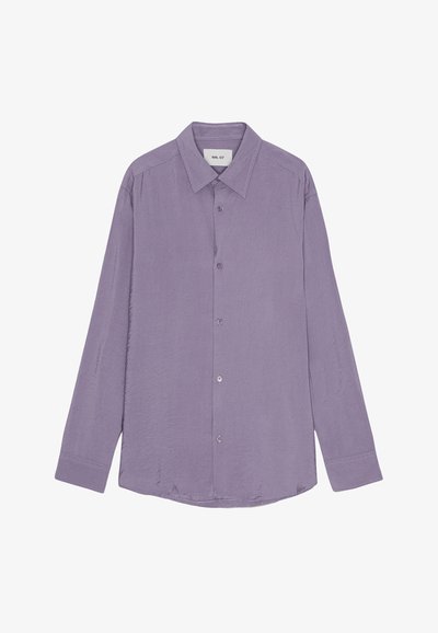 Koszula z długim rękawem w jasnolawendowym kolorze. Posiada wywijany kołnierzyk, zapięcie na guziki z przodu oraz luźny krój z lekko teksturowaną powierzchnią.
