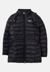 Zwarte gewatteerde jas met horizontale quilts, gouden rits en accenten, hoge kraag en ritszakken. Met een merkembleem op de borst.